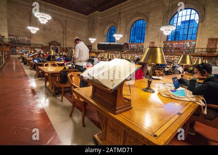 New York City, États-Unis - 27 Décembre 2017 : Lecteurs De La Bibliothèque Publique De New York Est. 1902. Manhattan, New York. Banque D'Images