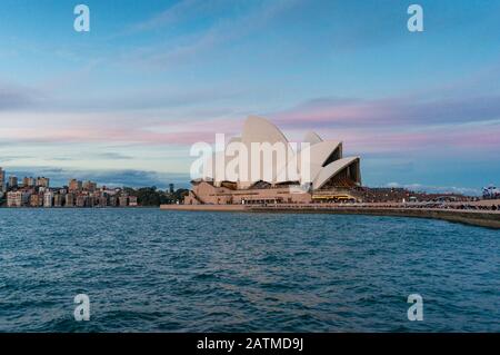 Sydney, Australie - 11 juin 2016 : l'Opéra de Sydney célèbre monument australien au lever du soleil avec un magnifique ciel bleu et rose Banque D'Images
