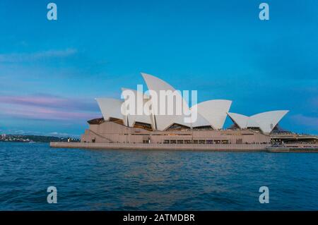 Sydney, Australie - 11 juin 2016 : Opéra de Sydney emblématique de l'Australie silhouette de profil dans Circular Quay au lever du soleil avec un magnifique bleu an Banque D'Images