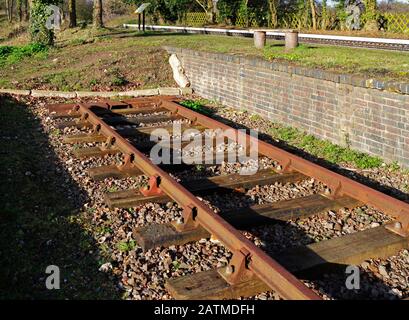 Suivez les refrains dans le quai de chargement de l'ancienne gare ferroviaire commune de Midland and Great Northern à Honing, Norfolk, Angleterre, Royaume-Uni, Europe. Banque D'Images