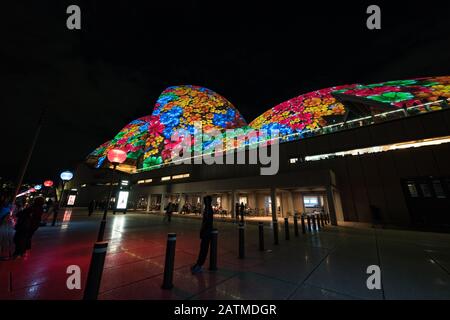 Sydney, Australie - 11 juin 2016 : festival de lumière Vivid Sydney. Spectacle laser coloré projetant des motifs floraux sur l'Opéra de Sydney Banque D'Images