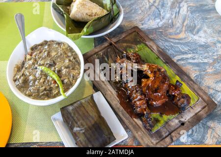 Cuisine philippine Laing, riz à feuilles de bananes et barbecue, Philippines Banque D'Images