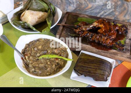 Cuisine philippine Laing, riz à feuilles de bananes et barbecue, Philippines Banque D'Images