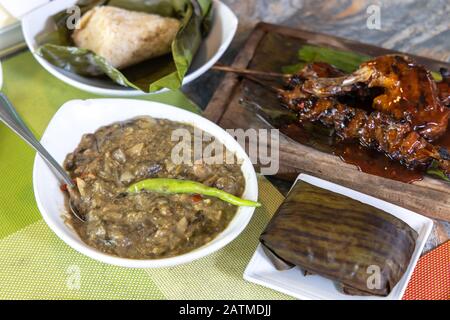 Cuisine philippine Laing, riz à feuilles de bananes et barbecue, Philippines Banque D'Images