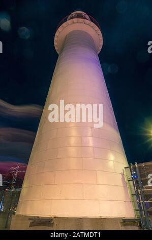 Sydney, Australie - 13 novembre 2016 : le phare de Cape Bowling Green, situé à Darling Harbour, est illuminé la nuit Banque D'Images