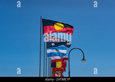 Melbourne, Australie - 7 décembre 2016 : exposition du drapeau aborigène et australien à St Kilda Pier Banque D'Images