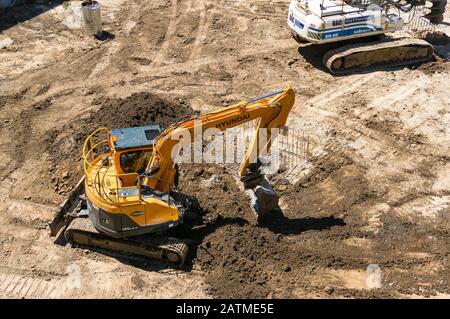 Melbourne, Australie - 7 décembre 2016 : engin terrestre jaune, pelle hydraulique sur le site de la contre-construction. Machines de construction lourdes sur le travail Banque D'Images