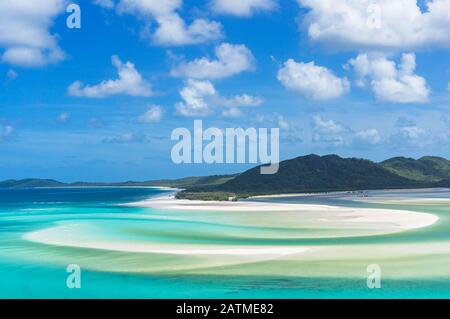 Vue aérienne sur le lagon tropical de la plage avec eau bleu turquoise et sable blanc sur la plage. Plage de Whitehaven et estuaire de Hill Inlet. Vacances d'été, v Banque D'Images
