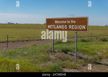 Territoire du Nord, Australie - 2 juin 2019 : panneau de signalisation à l'entrée de Wetlands Region of Northern Territory, Australie. Bienvenue À Wetlands Regio Banque D'Images