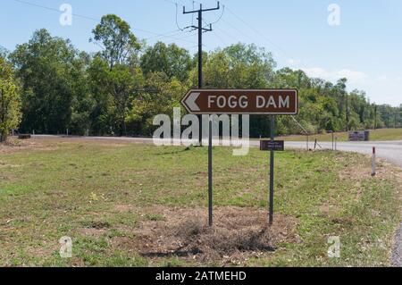 Territoire du Nord, Australie - 2 juin 2019 : panneau de signalisation avec direction vers le barrage Fogg. Infrastructure touristique et navigation dans le territoire du Nord, Austr Banque D'Images