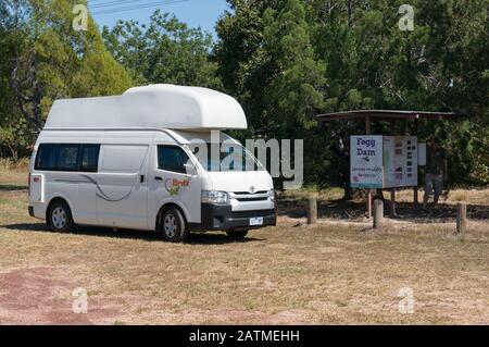 Territoire du Nord, Australie - 2 juin 2019 : camping-car blanc, véhicule de camping-car stationné au panneau d'information du barrage Fogg. Tourisme Territoire Du Nord, A Banque D'Images