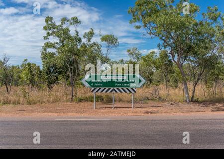 Territoire du Nord, Australie - 3 juin 2019 : panneau de signalisation sur la route de Kakadu avec itinéraire vers les villes de l'arrière-pays de Jabaru et Pine Creek dans le territoire du Nord Banque D'Images