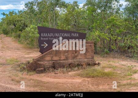 Territoire Du Nord, Australie - 3 Juin 2019 : Panneau De Signalisation Vers Le Centre D'Accueil De Bowali Dans Le Parc National De Kakadu Dans Le Territoire Du Nord, Australie Banque D'Images