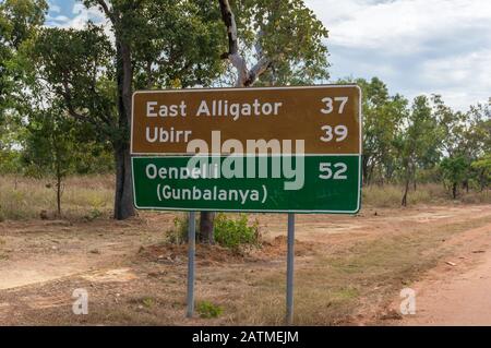 Territoire du Nord, Australie - 3 juin 2019 : signalisation routière indiquant les destinations touristiques du parc national de Kakadu en Australie. Direction vers Ubi Banque D'Images