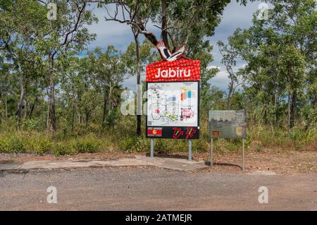 Territoire du Nord, Australie - 3 juin 2019 : panneau d'entrée de la ville de Jabaru, plan de la ville, territoire du Nord, Australie Banque D'Images