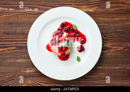 Vue sur les crêpes américaines avec confiture de fraises et de cassis Banque D'Images