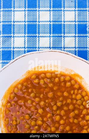 Un plat simple de pois chiches dans un bol dans un restaurant de Marrakech, au Maroc Banque D'Images