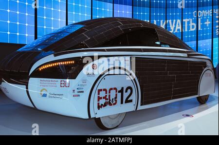 Nur-Sultan, Kazakhstan, 02 janvier 2020: Panneaux solaires dans le cadre de la conception et du type de combustible pour electrocar Banque D'Images