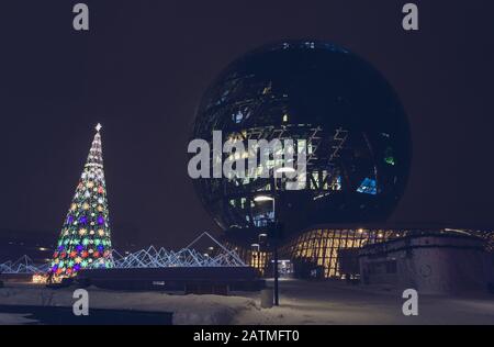 Nur-Sultan, Kazakhstan, 02 janvier 2020: Vue nocturne du centre des expositions astana et arbre de noël éclairé Banque D'Images