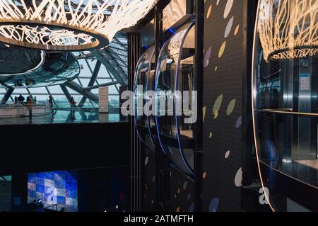 Nur-Sultan, Kazakhstan, 02 janvier 2020: Espace libre de l'axe de l'ascenseur et vue sur le sol Banque D'Images