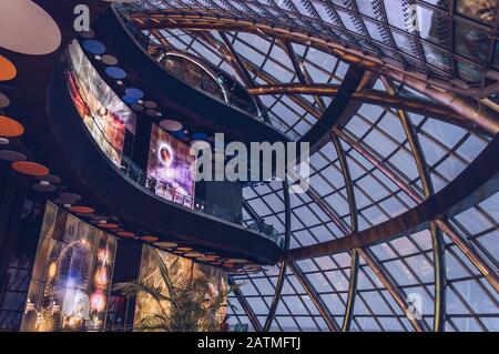 Nur-Sultan, Kazakhstan, 02 janvier 2020: Intérieur illuminé du centre des expositions astana planchers et fenêtres sphériques Banque D'Images