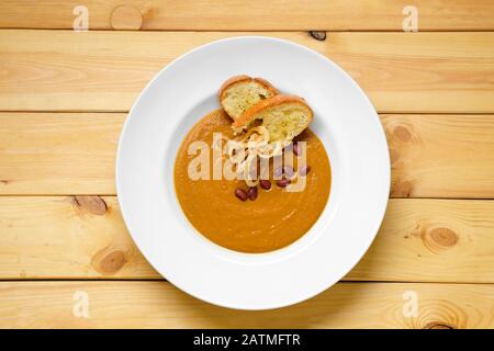 Vue de dessus de la soupe de crème de haricots avec des croûtons Banque D'Images