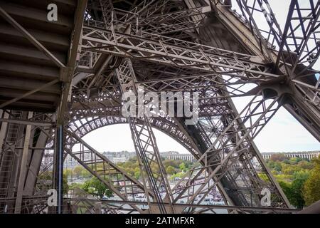 La structure de la Tour Eiffel vue de l'intérieur, Paris, France Banque D'Images