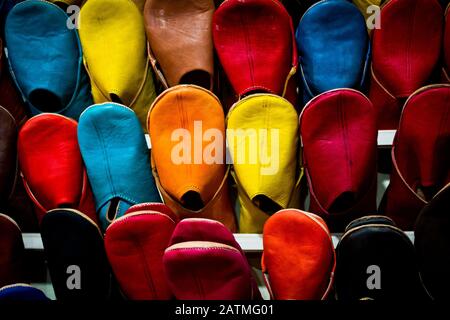 Pantoufles en cuir de couleur à vendre sur place du marché à Marrakech, Maroc Banque D'Images