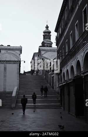 Venise Italie, l'une des villes les plus aimées et les plus visitées au monde, des boucles de réflexions, des bâtiments et des gondoles flottant sur l'eau, l'architecture à Banque D'Images