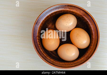 Refroidir les œufs durs pour les trancher. Cuisine d'un plat traditionnel. Vue de dessus. Mise au point sélective. Gros plan. Banque D'Images