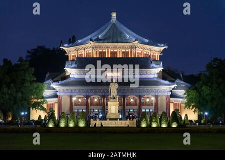 Le Sun Yat-Sen Memorial Hall à Guangzhou, Chine. Les personnages chinois du hall signifient que « la communauté mondiale est également partagée par tous. » Banque D'Images