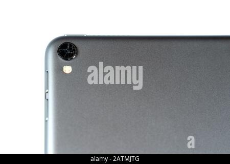 Lentille cassée sur tablette isolée sur fond blanc