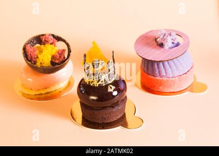 Gâteaux français à la mousse couverts de glaçage miroir. Pâtisserie européenne moderne avec décorations Banque D'Images