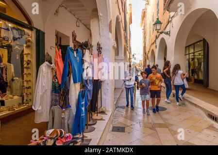 Minorque, Espagne - 14 octobre 2019: Rue avec magasins dans la vieille ville de Ciutadella Banque D'Images