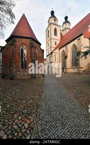 04 février 2020, Saxe-Anhalt, Wittenberg: Les tours doubles de l'église de ville Sankt Marien caractérisent l'image dans le centre de Wittenberg. Aujourd'hui (04.02.2020) la Cour Régionale Supérieure de Naumburg devrait annoncer une décision sur la suppression d'un soulagement anti-juif du mur de l'église. Un homme a intenté un procès contre l'église protestante parce qu'il se sent insulté par la sculpture diffamatoire. Il exige que le relief de grès connu sous le nom de Judensau soit retiré de la façade de l'église de la ville. Le demandeur est membre d'une communauté juive. Photo: Hendrik Schmidt/Dpa-Zentralbild Banque D'Images