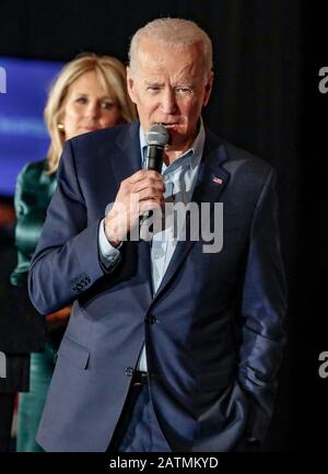 Des Moines, États-Unis. 3 février 2020. Joe Biden, ancien vice-président des États-Unis, assiste à un rassemblement nocturne du caucus avec sa femme Jill Biden à l'Université Drake à des Moines, Iowa, États-Unis, 3 février 2020. L'Iowa, un État du Midwestern des États-Unis, organise lundi soir des caucuses démocrates et républicains, en commençant par le primaire présidentiel américain de 2020. Crédit: Joel Lerner/Xinhua/Alay Live News Banque D'Images