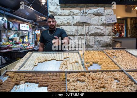 Jérusalem, ISRAËL - 15 MAI 2018 : vendeur juif vendant des délices orientaux et des bonbons sur le marché de Macane Yehuda à Jérusalem Banque D'Images