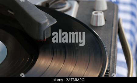 Vinyle record spinning. Gros plan sur l'aiguille jouant l'album d'enregistrement sur un plateau tournant vintage. Banque D'Images