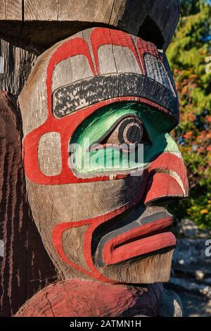 Gros plan de l'homme détenu par un ours, Kwakwakawakww Totem Pole, devant le Royal British Columbia Museum, Victoria, île de Vancouver, Colombie-Britannique Canada Banque D'Images