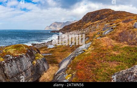 La vue du paysage de l'île de Senja près de Mefjordvaer en Norvège Banque D'Images