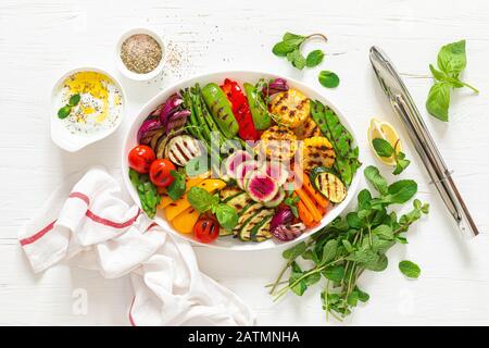 Légumes grillés sur une plaque blanche, vue sur le dessus Banque D'Images