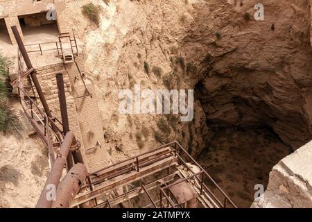 Le réservoir de collecte d'eau à l'usine de collecte et de traitement d'eau de surface abandonnée et délabrée de Khafs Daghrah, en Arabie Saoudite Banque D'Images