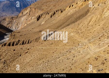 Sentier de montagne dans l'Himalaya, la rivière Panda Khola, le village de Lupra, le Bas Mustang Népal Banque D'Images