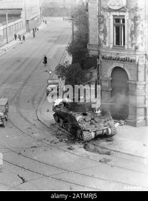 4 Sherman Tank Burning US Army en France jour D. Banque D'Images