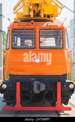 Voiture moderne orange avec rail moteur, vue avant rapprochée Banque D'Images
