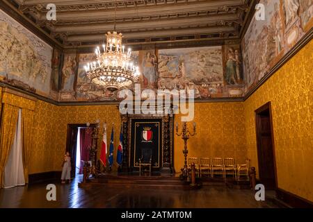 L'intérieur du Palais Grandmaster à la Valette, Malte, les Chambres d'État, la salle du trône - salle du Conseil suprême du Grand Maître de l'ordre de Saint-Jean Banque D'Images