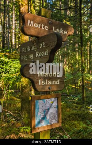 Panneaux de signalisation, carte, à Maude aka Maud Island Trail, Quadra Island, Colombie-Britannique, Canada Banque D'Images