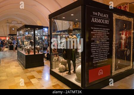 Le Palais Armoury à l'intérieur du Palais Grandmaster à la Valette, Malte, collection d'armes, d'armes, d'armes et d'équipements militaires des Chevaliers Hospii Banque D'Images