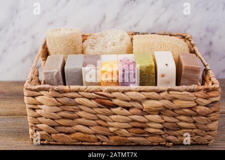 Ensemble spa naturel de luffa et de barres de savon pour le visage et le corps dans un panier Banque D'Images