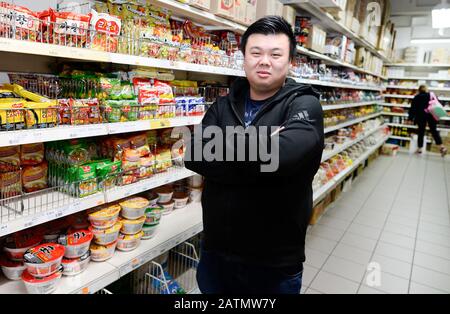 Cologne, Allemagne. 3 février 2020. Yen Souw Tain, directeur d'un supermarché pour les spécialités asiatiques à Cologne, se tient dans sa boutique. Les gens asiatiques regarde en Allemagne ces jours-ci trouvent que le siège à côté d'eux dans le tram reste libre. Le directeur général d'un supermarché à Cologne a pris la parole. (À dpa: 'Si le prochain siège reste soudain libre: Yen Souw Tain dit') crédit: Roberto Pfeil/dpa/Alay Live News Banque D'Images